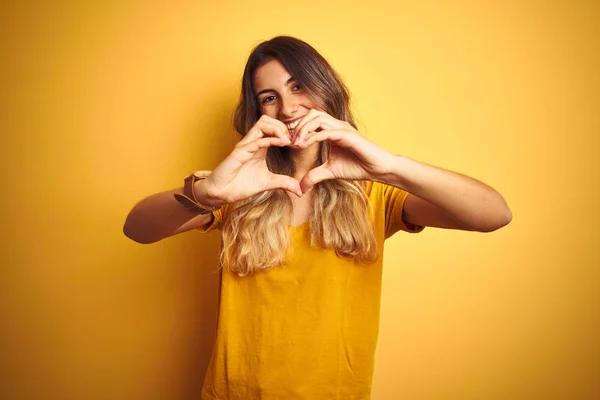 Joven Hermosa Mujer Con Camiseta Sobre Fondo Aislado Amarillo Sonriendo — Foto de Stock