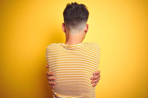 Junger Mann Mit Tätowierung Gestreiftem Shirt Der Vor Isoliertem Gelben — Stockfoto