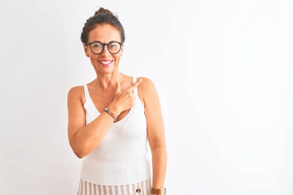 Mujer Mediana Edad Con Camiseta Casual Gafas Pie Sobre Fondo —  Fotos de Stock