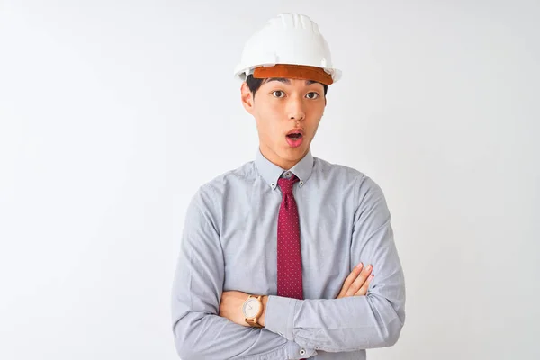 Chinesischer Architekt Mann Mit Krawatte Und Helm Steht Vor Isoliertem — Stockfoto