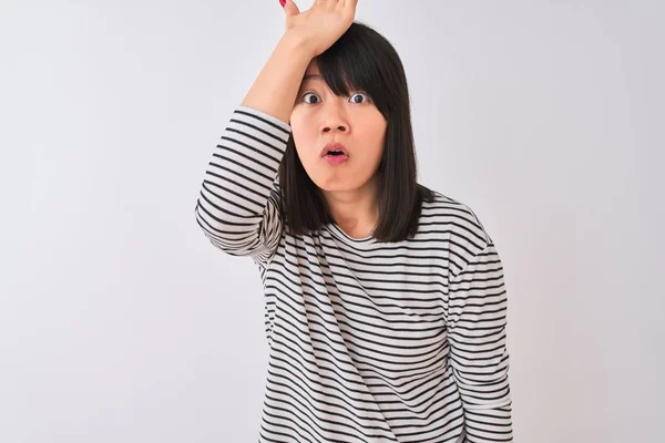 Młoda Piękna Chinka Ubrana Czarną Koszulkę Paski Białym Tle Zaskoczona — Zdjęcie stockowe