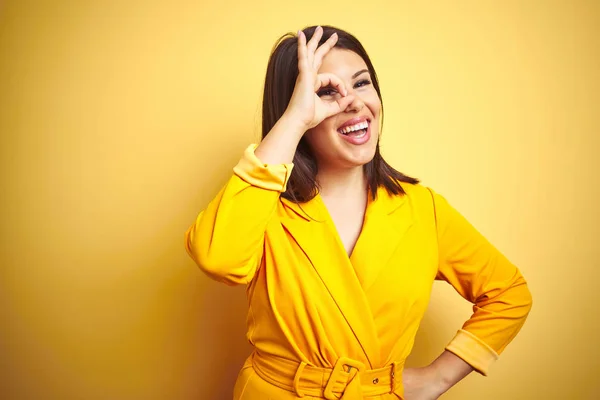 Jong Mooi Brunette Vrouw Dragen Elegante Jurk Geel Geïsoleerde Achtergrond — Stockfoto