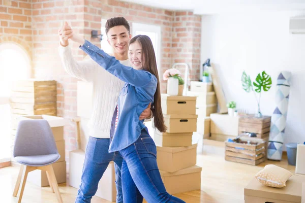 Unga asiatiska par dans och leende firar flyttar till en n — Stockfoto