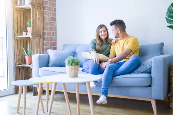 Junges Schönes Paar Sitzt Verliebt Auf Dem Heimischen Sofa — Stockfoto