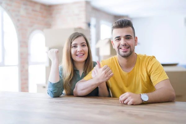 Junges Paar Das Auf Dem Tisch Sitzt Zieht Mit Kartons — Stockfoto