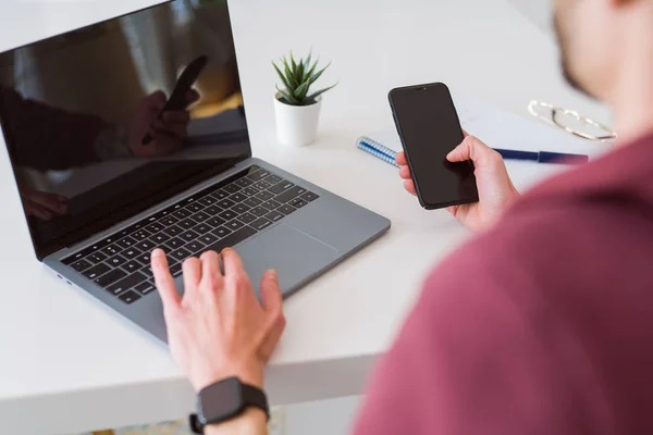 Homem de negócios trabalhando usando laptop e smartphone, showi — Fotografia de Stock