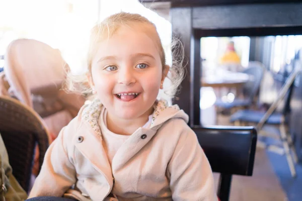 Belle Enfant Bas Âge Fille Assise Sur Chaise Haute Bébé — Photo