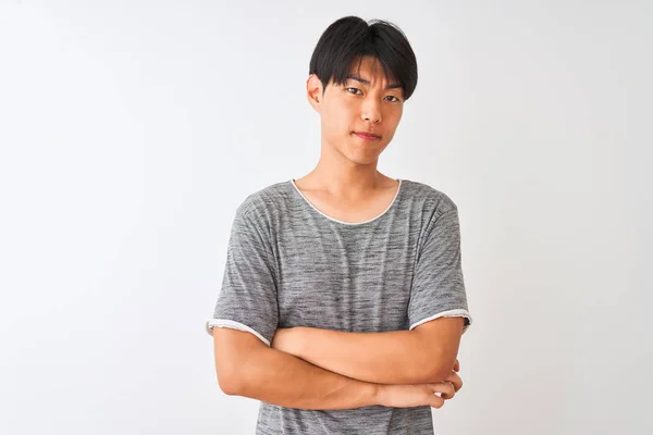 Joven Hombre Chino Con Camiseta Casual Pie Sobre Fondo Blanco — Foto de Stock