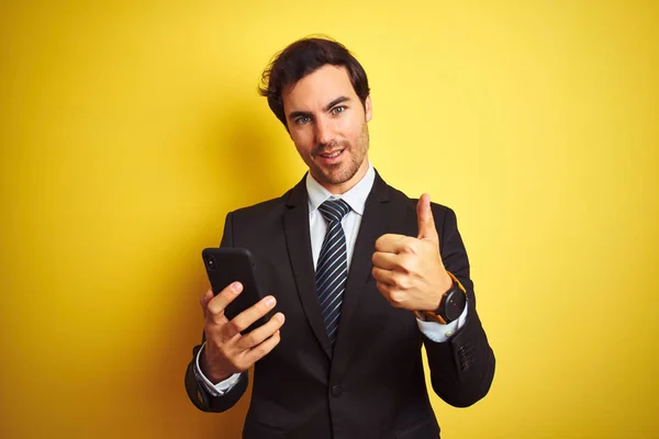 Νεαρός Όμορφος Επιχειρηματίας Χρησιμοποιώντας Smartphone Στέκεται Πάνω Από Απομονωμένο Κίτρινο — Φωτογραφία Αρχείου