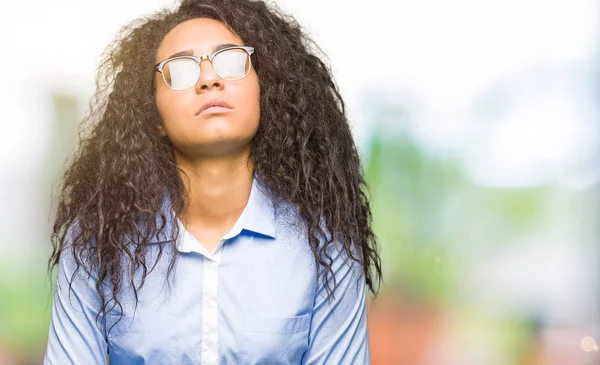 Giovane Bella Ragazza Affari Con Capelli Ricci Indossa Occhiali Con — Foto Stock