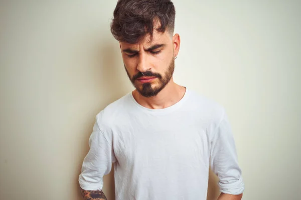 Jovem Com Tatuagem Vestindo Camiseta Sobre Fundo Branco Isolado Com — Fotografia de Stock