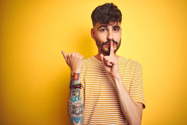 Jeune Homme Tatoué Portant Shirt Rayé Debout Sur Fond Jaune — Photo