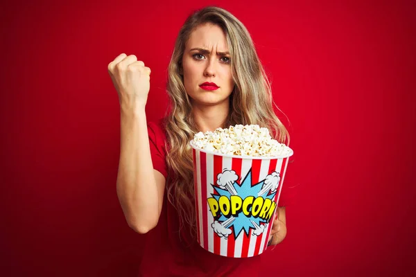 Giovane Bella Donna Che Indossa Shirt Mangiare Popcorn Sfondo Rosso — Foto Stock