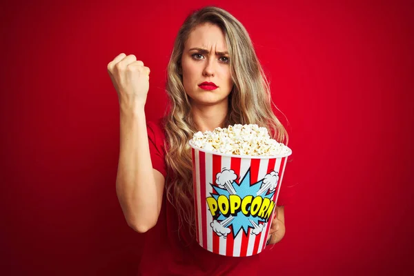 Jovem Mulher Bonita Vestindo Shirt Comer Pipocas Sobre Vermelho Isolado — Fotografia de Stock