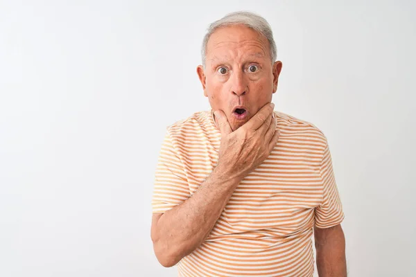 Starší Šedovlasý Muž Pruhovaném Tričku Stojící Nad Izolovaným Bílým Pozadím — Stock fotografie