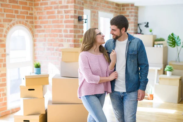年轻夫妇围绕纸板箱很高兴搬到一个新的家 — 图库照片