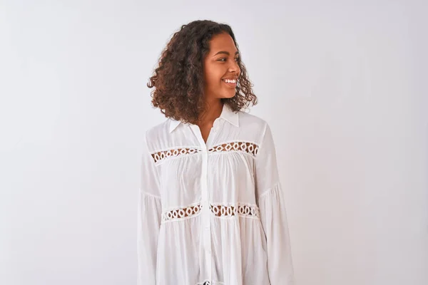年轻的巴西女人穿着衬衫站在孤零零的白色背景上 面带微笑地望着旁边 自然的表情 充满自信的笑 — 图库照片
