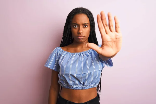 Mulher Afro Americana Vestindo Camiseta Listrada Sobre Fundo Rosa Isolado — Fotografia de Stock