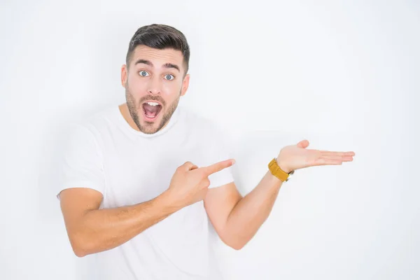 Jovem Bonito Homem Vestindo Casual Branco Shirt Sobre Branco Isolado — Fotografia de Stock