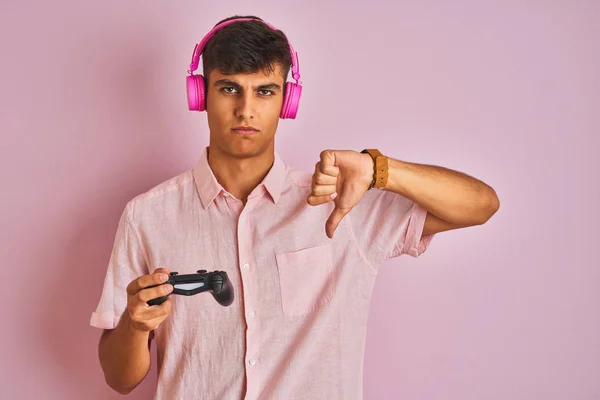 Indischer Gamer Spielt Videospiel Mit Kopfhörern Über Isoliertem Rosa Hintergrund — Stockfoto
