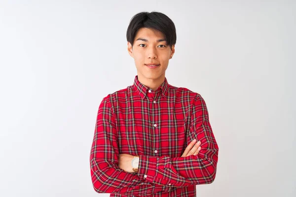 Joven Hombre Chino Con Camisa Roja Casual Pie Sobre Fondo — Foto de Stock