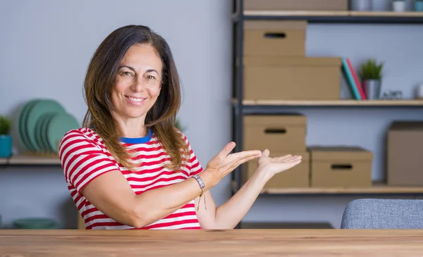 Seniorin Mittleren Alters Sitzt Hause Tisch Und Lädt Mit Offener — Stockfoto