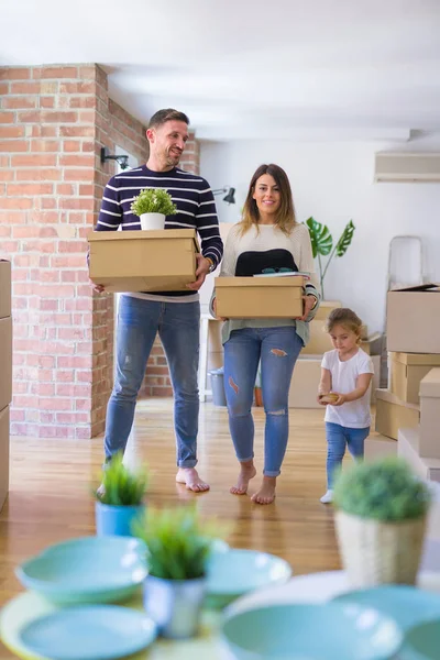 Familia Feliz Mudarse Nuevo Apartamento — Foto de Stock