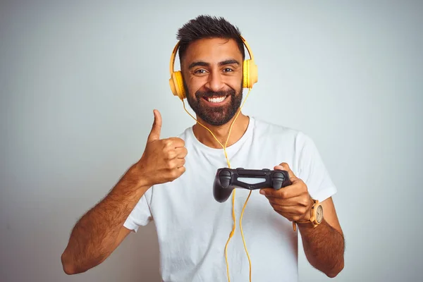 Árabe Indio Gamer Hombre Jugando Videojuego Usando Auriculares Sobre Aislado —  Fotos de Stock