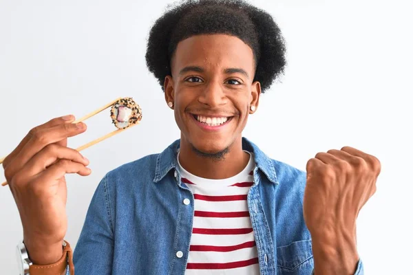 Молодой Африканский Американец Ест Суши Палочками Еды Изолированном Белом Фоне — стоковое фото