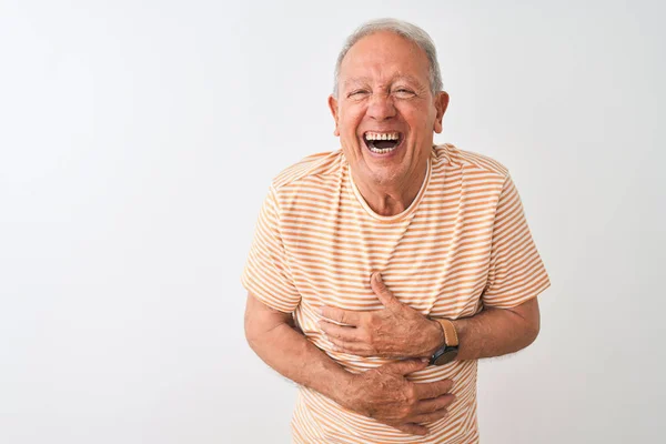年长的白发苍苍的男人穿着条纹T恤 站在孤立的白色背景上笑着 笑得很大声 因为一个滑稽的疯狂笑话 双手放在身上 — 图库照片