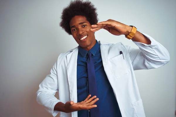 Mladý Afričan Americký Doktor Nosí Kabát Stojící Nad Izolovaným Bílým — Stock fotografie