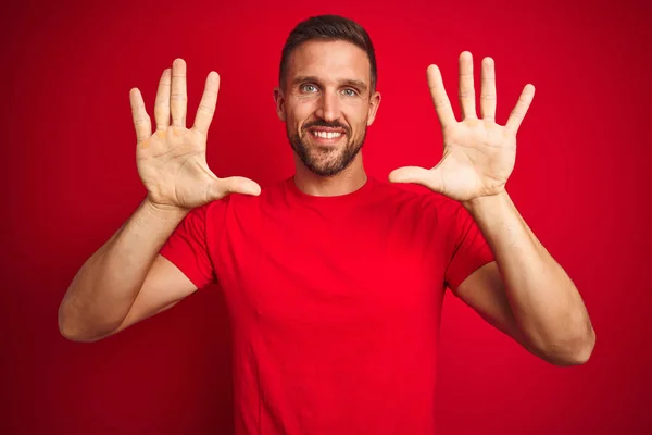 Joven Hombre Guapo Con Camiseta Casual Sobre Fondo Rojo Aislado —  Fotos de Stock