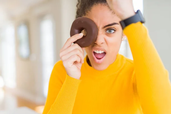 Νεαρή Αφρικάνα Αμερικανίδα Που Τρώει Γλυκό Ντόνατ Σοκολάτας Ενοχλημένη Και — Φωτογραφία Αρχείου