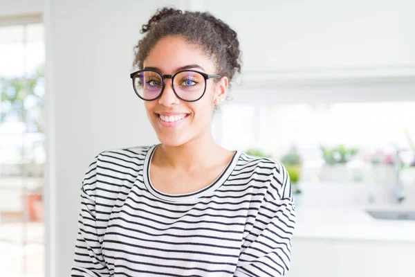 Linda Jovem Afro Americana Com Cabelo Afro Vestindo Óculos Com — Fotografia de Stock