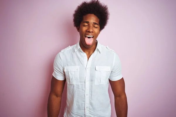 Jovem Americano Com Cabelo Afro Vestindo Camisa Branca Sobre Fundo — Fotografia de Stock