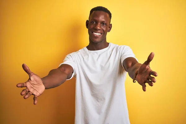 Jeune Homme Afro Américain Portant Shirt Blanc Debout Sur Fond — Photo