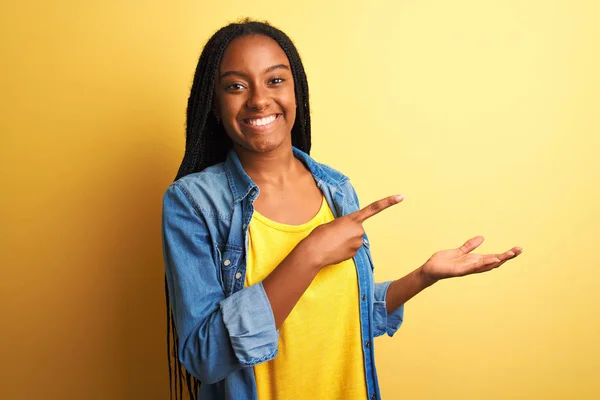 Genç Afro Amerikalı Kadın Kot Gömlek Giyiyordu Zole Edilmiş Sarı — Stok fotoğraf