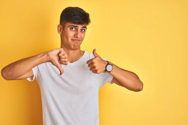 Jonge Indiaanse Man Met Wit Shirt Geïsoleerde Gele Achtergrond Duimen — Stockfoto