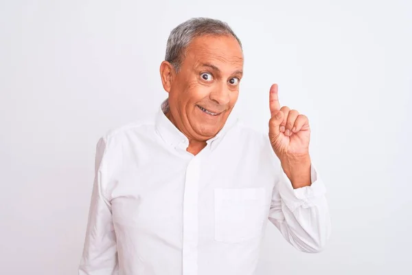 Homem Cabelos Grisalhos Sênior Vestindo Camisa Elegante Sobre Fundo Branco — Fotografia de Stock