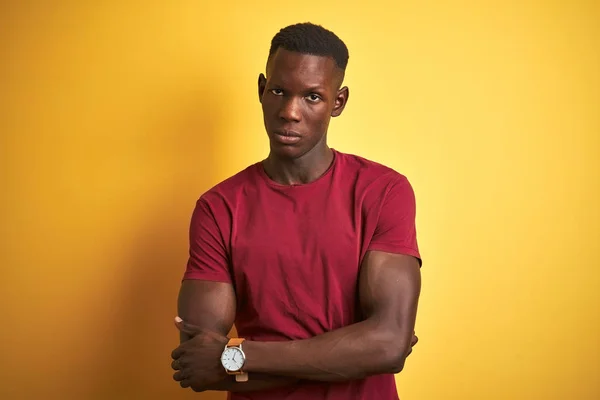 Fiatal Afro Amerikai Férfi Piros Pólóban Áll Elszigetelt Sárga Háttér — Stock Fotó