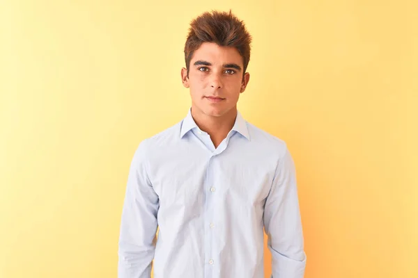Νεαρός Όμορφος Επιχειρηματίας Κομψό Πουκάμισο Πάνω Από Απομονωμένο Κίτρινο Φόντο — Φωτογραφία Αρχείου