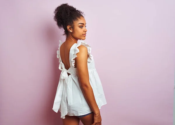 Ung Vacker Afrikansk Amerikansk Tonåring Flicka Stående Bär Elegant Vit — Stockfoto