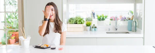 Amplia Imagen Angular Una Hermosa Mujer Joven Comiendo Sushi Asiático — Foto de Stock