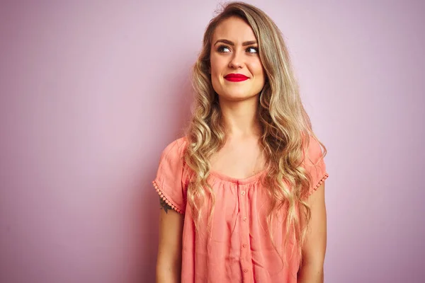 Ung Vacker Kvinna Bär Shirt Stående Över Rosa Isolerad Bakgrund — Stockfoto