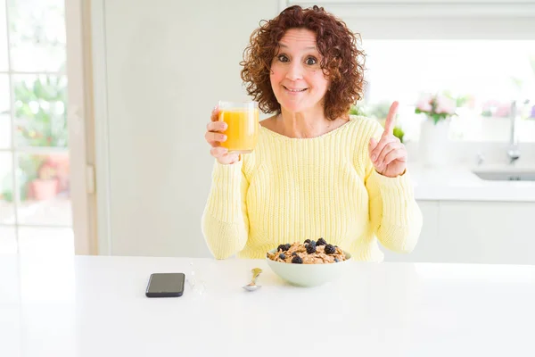 Старша Жінка Їсть Здоровий Сніданок Вранці Вдома Здивована Ідеєю Або — стокове фото