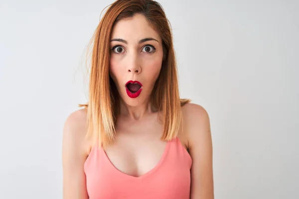 Hermosa Mujer Pelirroja Vistiendo Casual Camiseta Rosa Pie Sobre Fondo —  Fotos de Stock