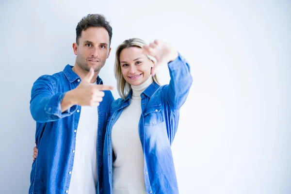 Jovem Casal Bonito Vestindo Camisa Jeans Sobre Fundo Branco Isolado — Fotografia de Stock