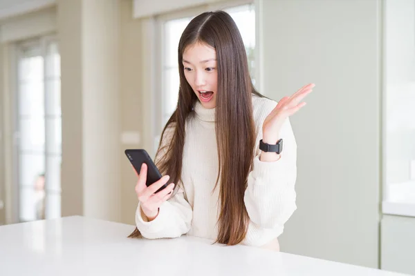 美丽的亚洲女人用智能手机非常高兴和兴奋 胜利的表情带着大大的微笑和举手庆祝胜利 — 图库照片