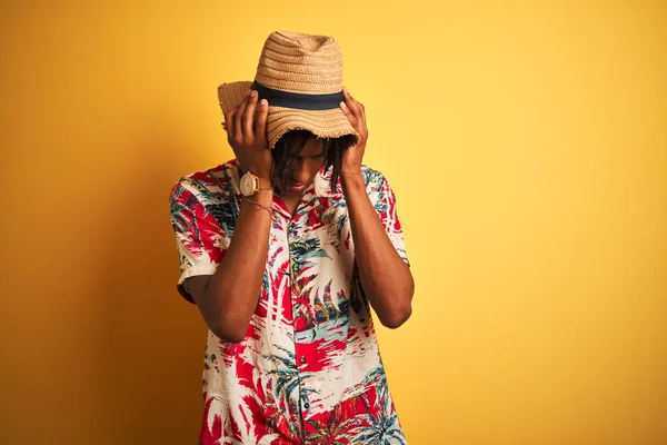 Hombre Afroamericano Con Rastas Con Camisa Floral Sombrero Sobre Fondo — Foto de Stock