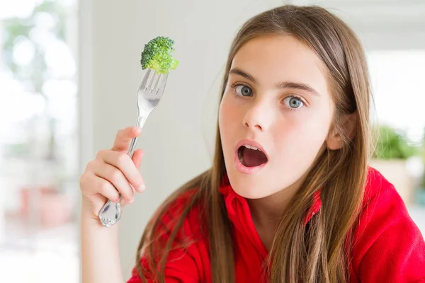 Menina Bonita Comendo Brócolis Fresco Assustado Choque Com Rosto Surpresa — Fotografia de Stock